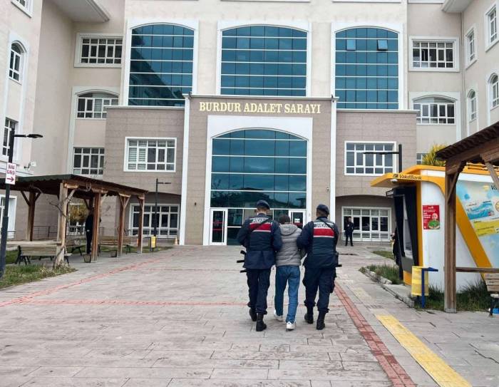 Burdur’da Asayiş Uygulamalarında Yakalanan 13 Firari Hükümlü Cezaevine Gönderildi