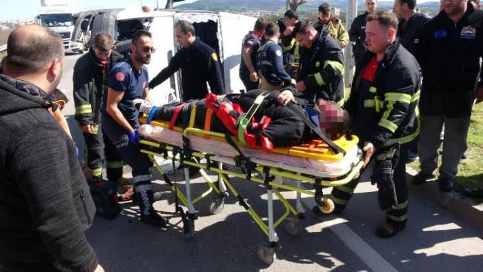 Çanakkale’de Yemek Taşıyan Minibüs Devrildi, Sürücü Yaralandı