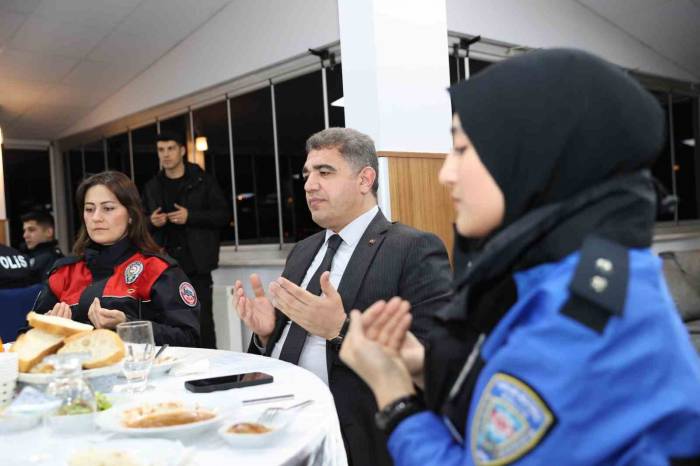 Vali Aslan İftarını Polisle Yaptı