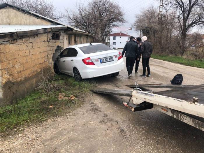 Sürücüsünün Kontrolünden Çıkan Araç Evin Duvarına Çarptı