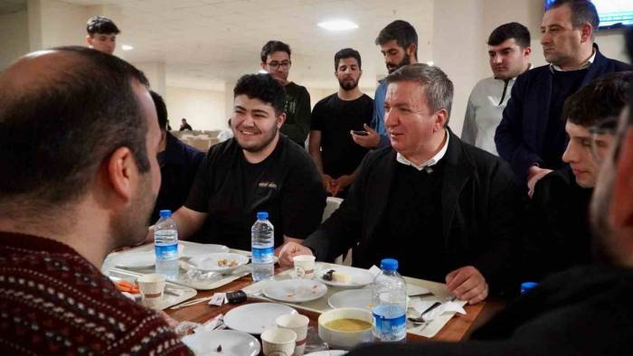 Vali Aydoğdu, Yurtta Kalan Üniversite Öğrencileriyle Sahur Yaptı