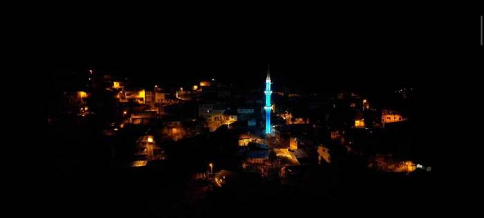 Tarihi Cami Işıklandırmasıyla Göz Kamaştırıyor