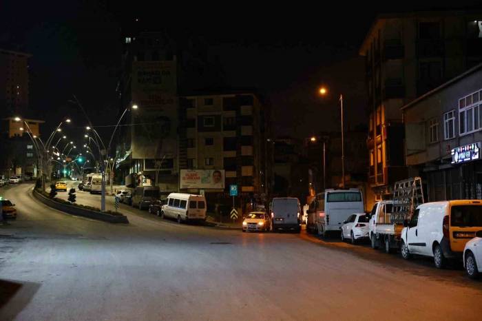 Esenler’de İlginç Seçim Kararı: Afiş, Poster, Parti Bayrakları Ve Pankartlar Kaldırıldı