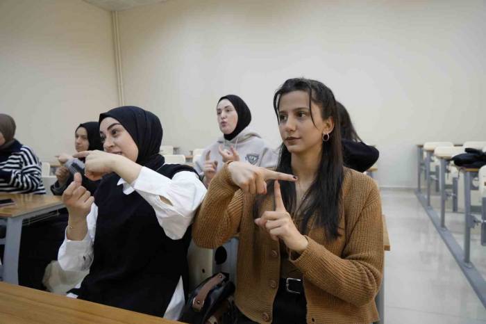 Üniversite Öğrencilerinin Yaşlı Bakım Haftası İçin Hazırladıkları Video Beğeni Topladı