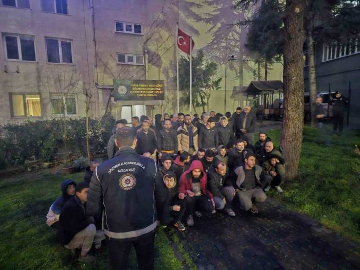 Bursa Polisi Kaçak 63 Yabancı Uyruklu Şahsı Yakaladı