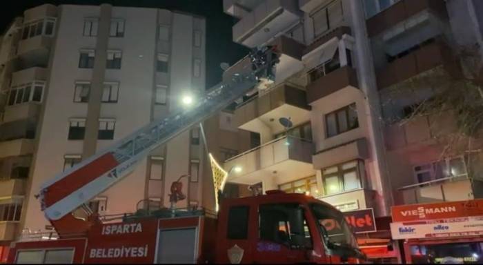 Evde Dengesini Kaybederek Düşen Kadın İtfaiye Ekipleri Tarafından Kurtarıldı