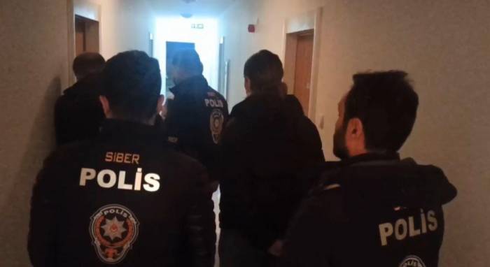 Polis Ekiplerinden 1 Yıl Boyunca Kadın Kılığına Girerek Kaçmış