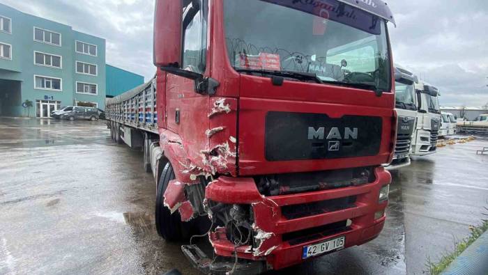 El Freni Çekilmeyen Tır Kamyon Sürücüsüne Çarptı