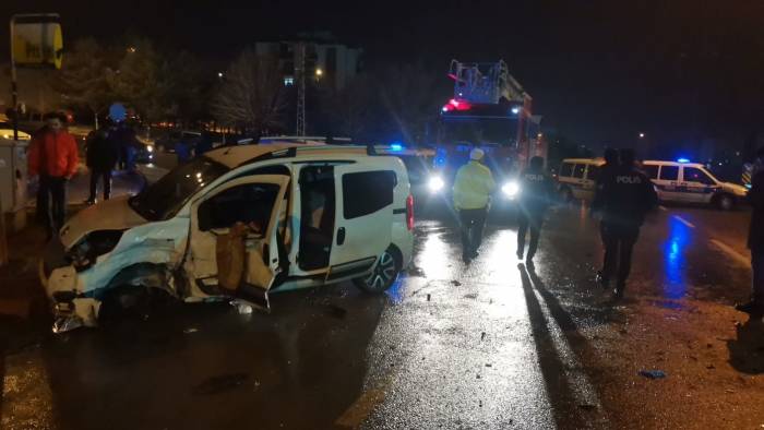 Nevşehir’de 14 Aracın Karıştığı Zincirleme Trafik Kazası: 3’ü Ağır 7 Yaralı