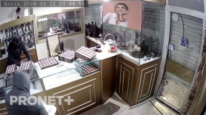 Esenyurt’ta 3 Dakika İçinde Kuyumcudan 15 Milyon Lira Değerinde Altın Çalan Hırsızlar Kamerada