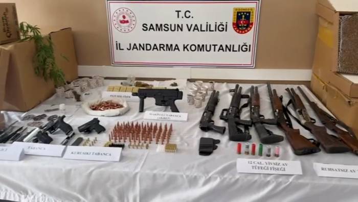 Jandarmanın Operasyonunda Tavan Arasına Gizlenmiş Silahlar Ele Geçirildi