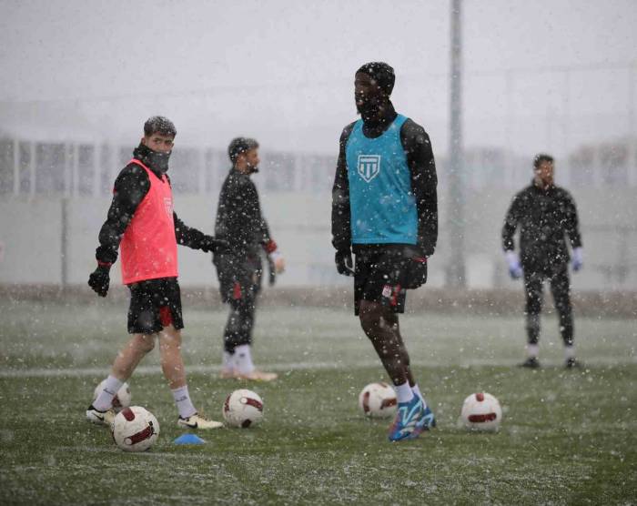 Sivasspor, Kar Altında Çalıştı