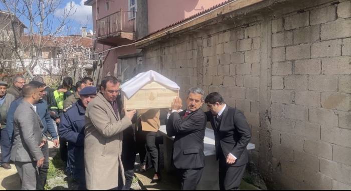 Tır İle Minibüsün Çarpıştığı Kazada Hayatını Kaybedenler Toprağa Verildi