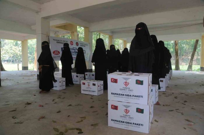 Diyanet Vakfı’ndan Bangladeş’te 30 Hafız Öğrenciye Gıda Paketi Yardımı
