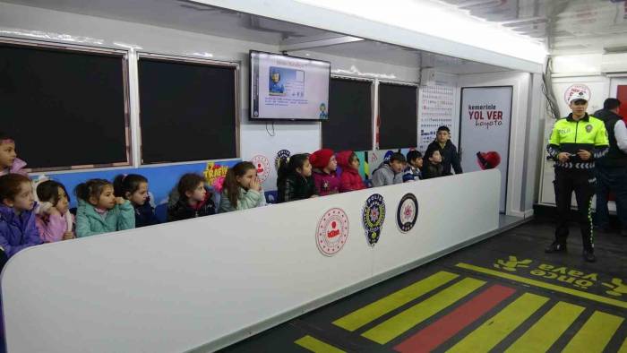 Mobil Trafik Eğitim Tırını Son Durağı Uşak Oldu