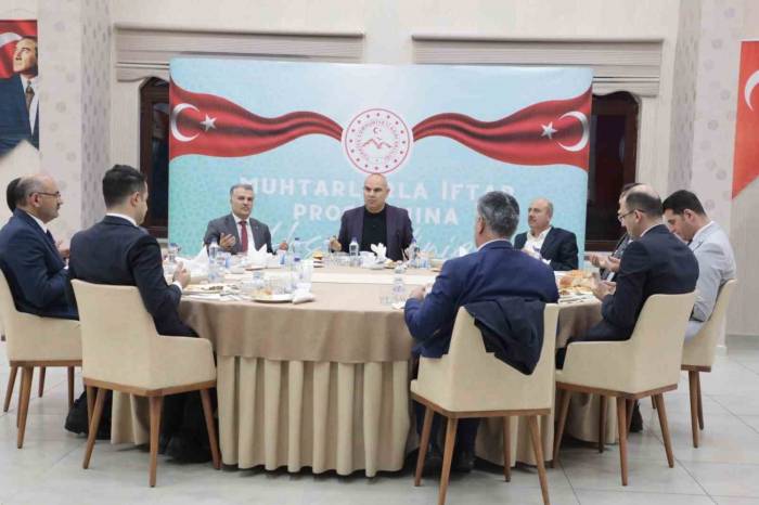 Ağrı Valisi Koç, Muhtarlarla Bir Araya Geldi