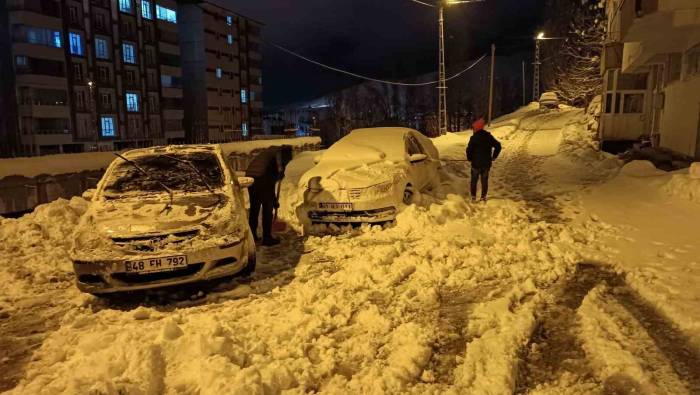 Bitlis’te Tek Katlı Evler Ve Araçlar Kar Altında Kaldı