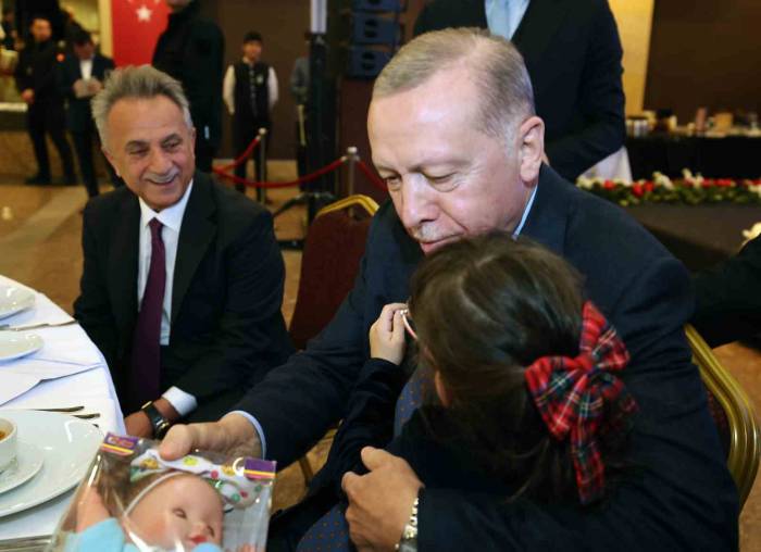 Cumhurbaşkanı Erdoğan: "Türkiye Ekonomisinin Lokomotifi Olan İstanbul’u Belediyecilik Hizmetlerinde Tekrar Zirveye Taşıyacağız"