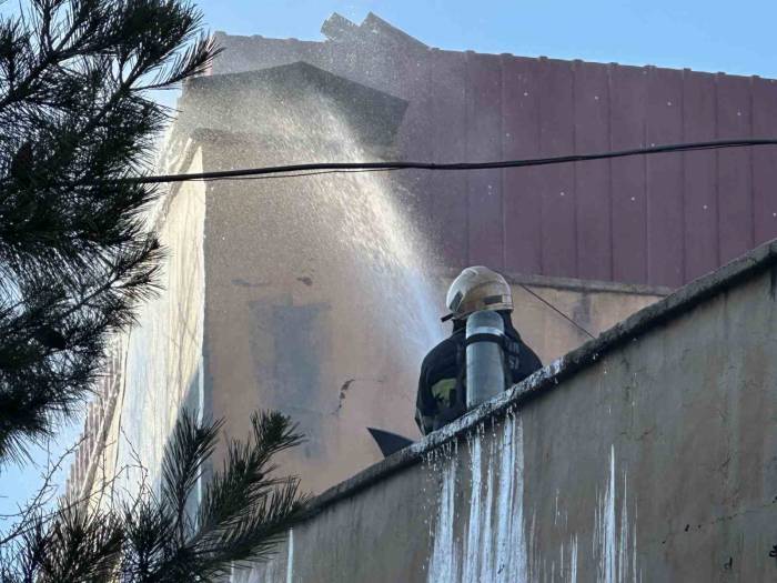 Diyarbakır’da Oto Boya Dükkanında Yangın: 3 İşçi Dumandan Etkilendi