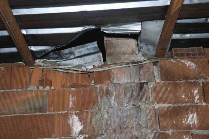 Dükkana Girerek Başına Silah Dayayan Şahıs 48 Bin Tl’lik Zarar Verdi: 7 Saattir Polise Direniyor