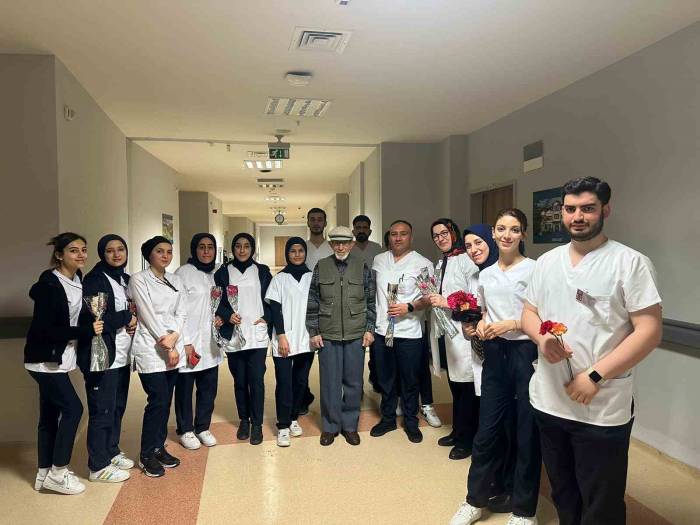 Üniversite Öğrencileri Hastanede Tedavi Gören Yaşlılara Karanfil Dağıttı