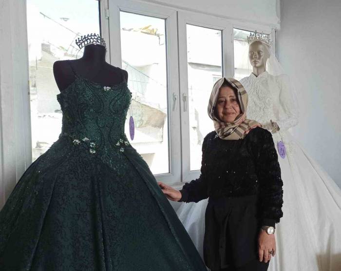 Depremzede Kadın, Evinin Çatısında Gelinlik Ve Abiye Satışına Başladı