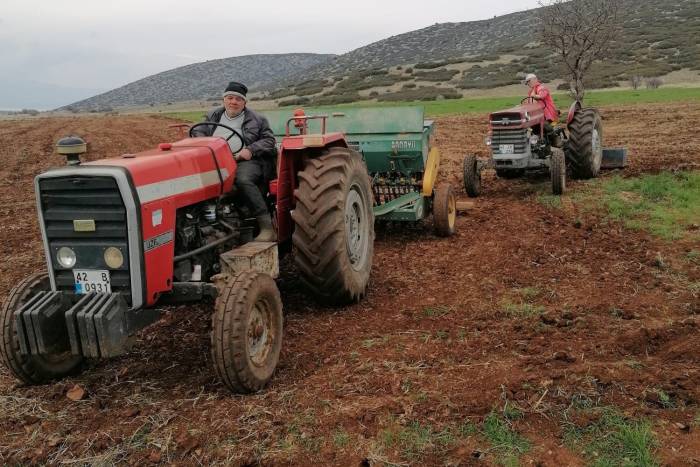 Hüyük’te Atıl Tarım Alanları Aspir Ekilerek Üretime Kazandırılıyor