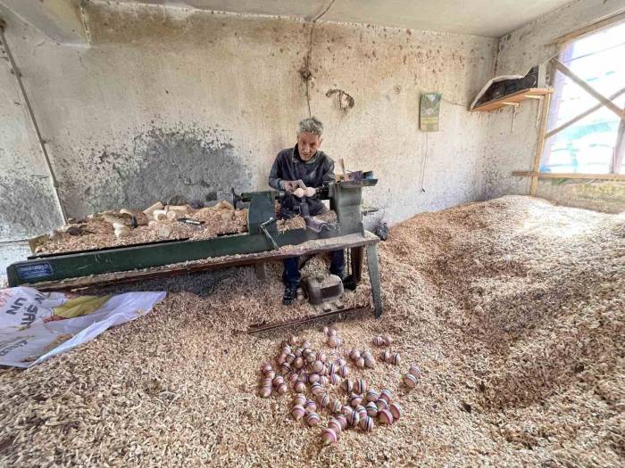 Teknolojiye Karşı Direnen Topacın Son Ustası, 25 Yıldır Ahşaba Şekil Veriyor