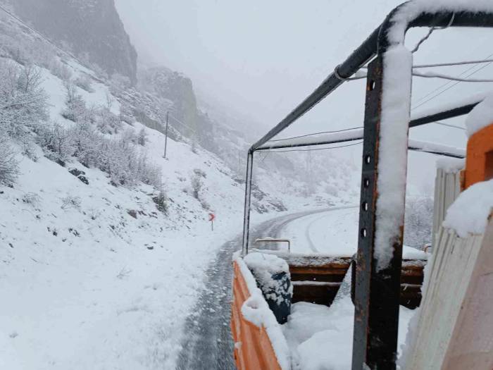 Şırnak’ta Kar Nedeniyle Kapanan Yolları Açma Çalışmaları Başladı