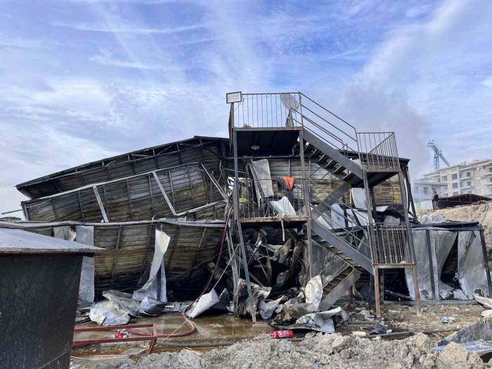 Arnavutköy’de İnşaat İşçilerinin Kaldığı 2 Katlı Konteyner Alev Alev Yandı