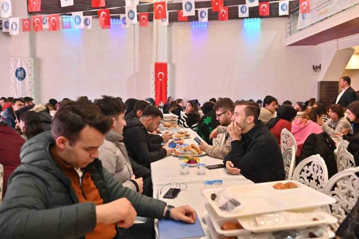 Belediye İftar Sofrası Her Gün Bin 100 Kişiyi Ağırlıyor