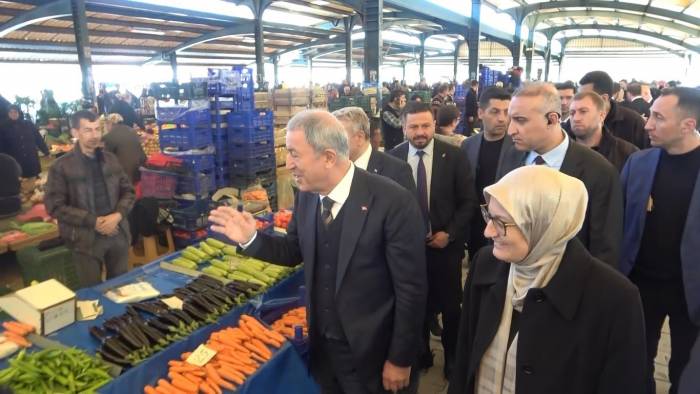 Hulusi Akar, Balıkesir’de Pazarın Nabzını Tuttu