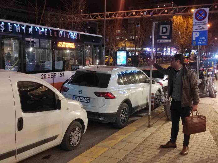 Otobüs Durağını İşgal Eden Araçlar Vatandaşların Tepkisini Topladı