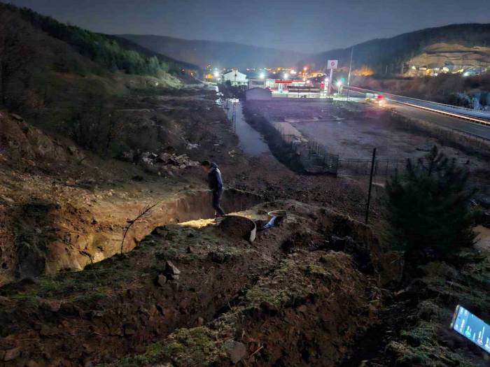 Karasu Hattındaki Arızayı Gidermek İçin Ekiplerin Yoğun Çalışması Sürüyor