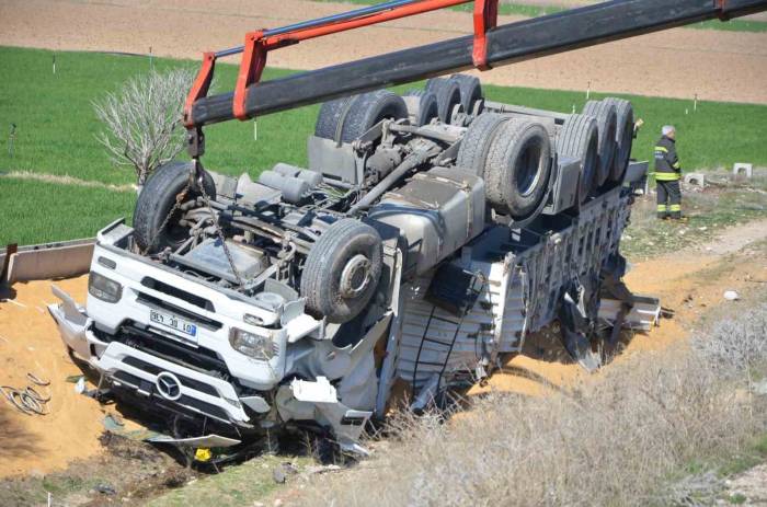 Konya’da Tır Şarampole Devrildi: 1 Ölü