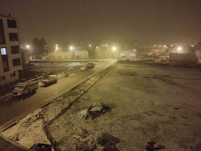 Varto’da Kar Yağışı: 20 Köy Yolu Ulaşıma Kapandı