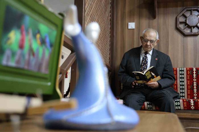 13 Yıldır Huzurevinde Yaşayan Şair: "Yanan Işıklara Gözüm Düşüyor"