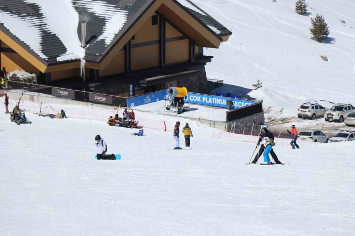 Kartalkaya’da Kayak Sezonu Kapandı: Son Günde Kayağın Tadını Çıkardılar