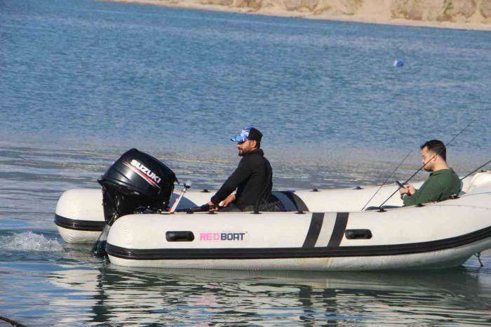 Amatör Balıkçının Yüzü Oltasına Takılan 8 Buçuk Kiloluk Balıkla Güldü