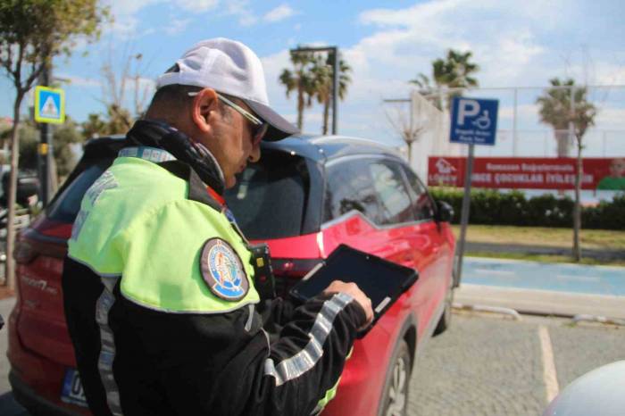 Şahin Timleri Engelli Park Yerini İşgal Eden Sürücülere Acımıyor