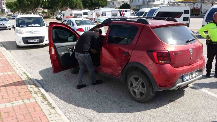 Manavgat’ta İki Otomobil Çarpıştı: 2 Yaralı