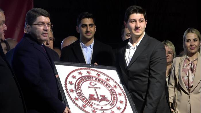 Bakan Tunç’a Adalet Bakanlığı Logosu Hediye Edildi