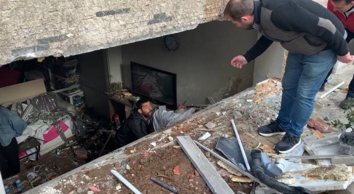 Beşiktaş’ta Fren Yerine Gaza Basan Kadın Sürücü Bir Kadına Çarpıp Eve Daldı