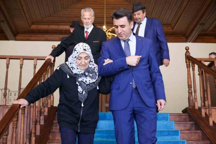 Huzurevi Sakinlerini Makamında Ağırladı