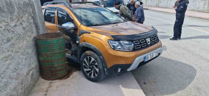 Kaza Yapan Cip Kapıyı Yıkıp Bahçeye Girdi