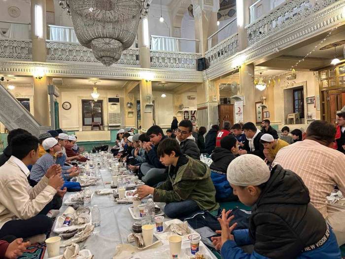 Çocuklar Oruçlarını Camide Açtı