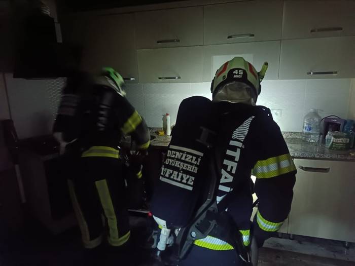 Yanan Evde 4 Kişi Mahsur Kaldı