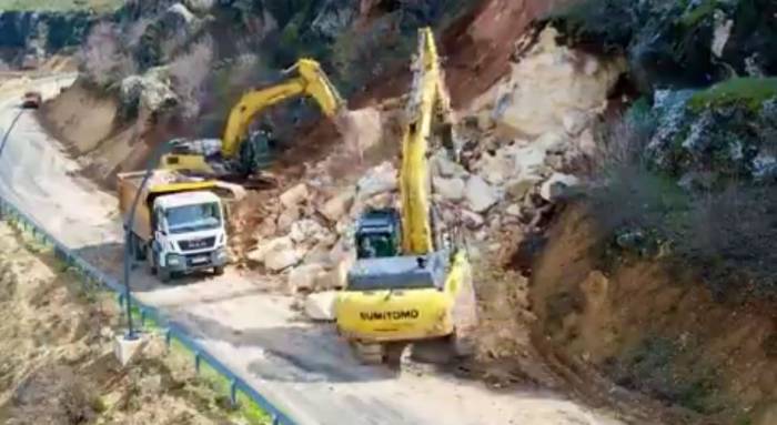 Eğil’de Heyelan Sonucu Ulaşıma Kapanan Yol Açıldı