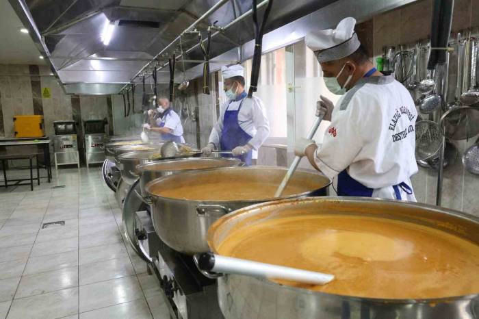 Elazığ’da Dev Kazanlar, İftar Sofraları İçin Kaynıyor