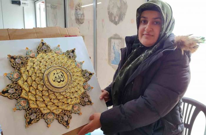 Kahramanmaraş’ta Depremzede Kadın, Rölyef Yaparak Ekonomisine Katkı Sağlıyor